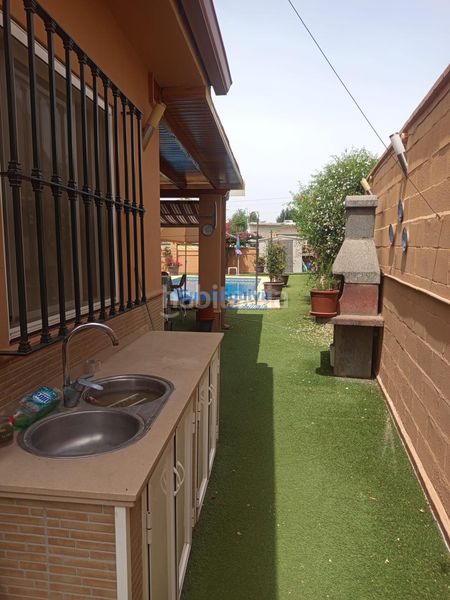 Foto 5e07a2a0-64a9-4726-b724-be3408285f47. Xalet amb aparcament piscina a Entrenúcleos Dos Hermanas