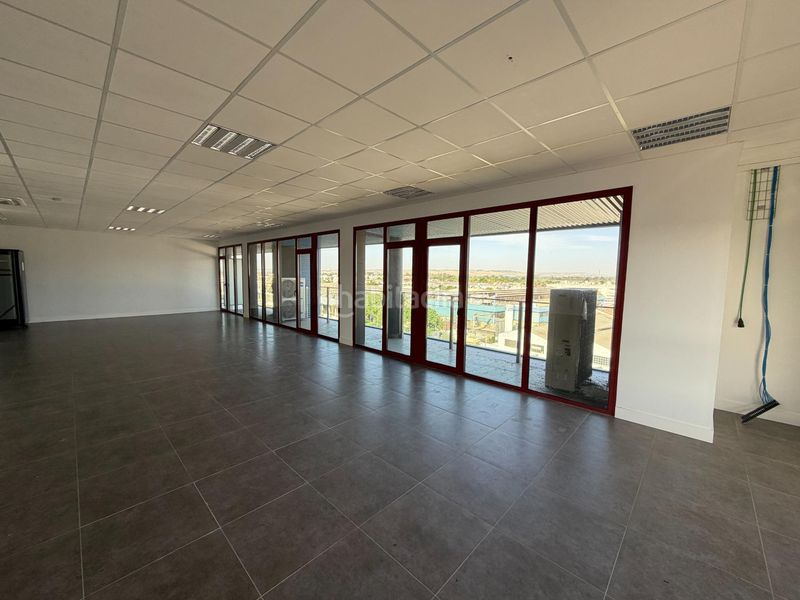 Foto 3f6e2b6d-1561-4f76-ad8a-a31f2742129d. Miete büro in San Jerónimo - La Bachillera Sevilla