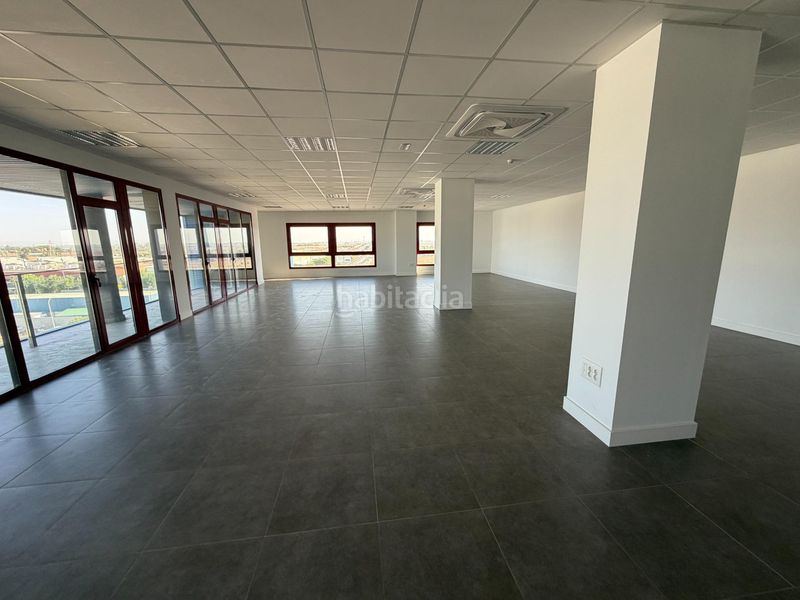 Foto 9ef0a8e4-b5d7-45e3-8148-6ab9c3f4b3a5. Miete büro in San Jerónimo - La Bachillera Sevilla