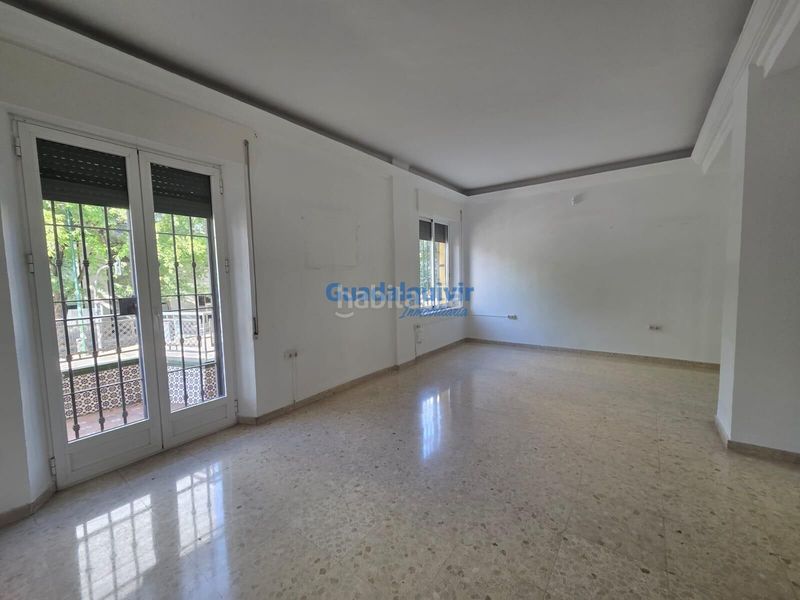 Foto 052554b8-bed6-45dc-b0a4-58a1d62a7cbb. Rent flat in La Buhaira Sevilla