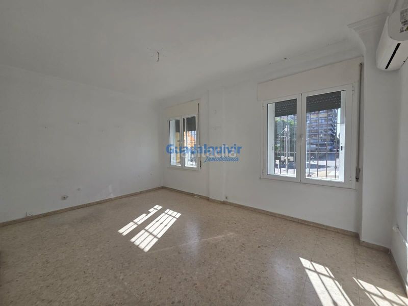 Foto 6855ea56-1825-4c40-a96d-eb33cdb66a7a. Rent flat in La Buhaira Sevilla