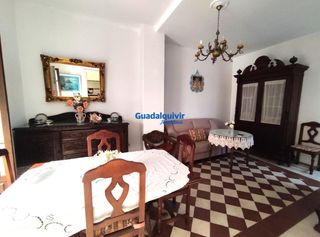 Rent Flat in Triana Casco Antiguo. Piso en alquiler  muy próximo al puente de triana para estudiant