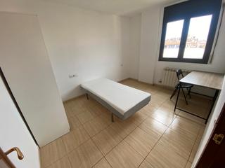 Lloguer Pis a Caputxins-Ambulatori. Pis moblat estudiants de 3 habitacions exteriors i 2 banys.