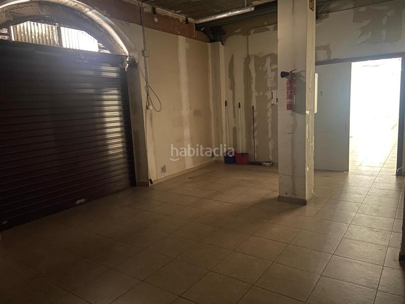 Foto 2a6499c5-4dff-47aa-9b6c-0cdd45548332. Alquiler local comercial local cantoner amb molt aparador al Centre en Vic