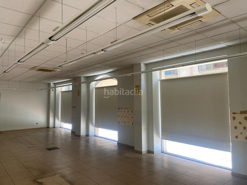 Foto 31b76e7f-d46e-4f9d-a7bd-746e9a40e48e. Alquiler local comercial local cantoner amb molt aparador al Centre en Vic