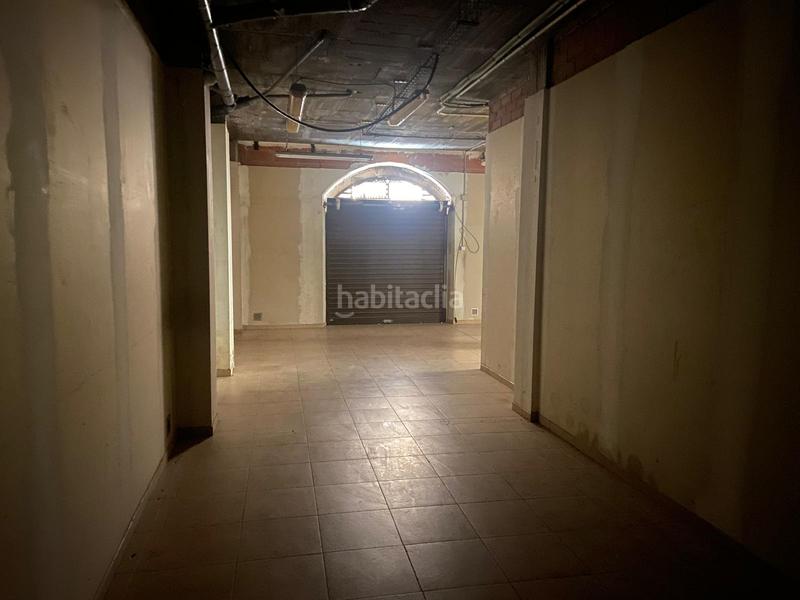 Foto 3425e3cb-f6dd-4f7b-b244-7c0bc09987d0. Alquiler local comercial local cantoner amb molt aparador al Centre en Vic