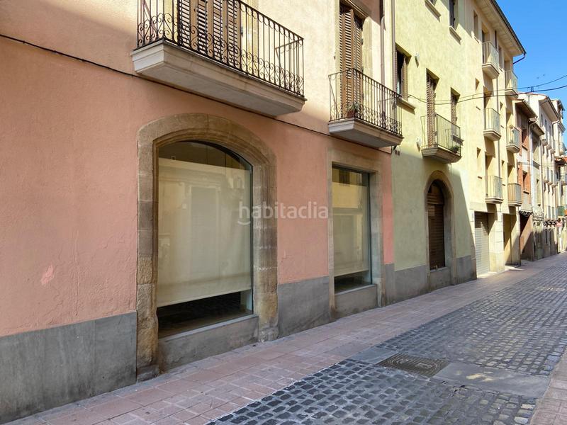 Foto 34aea8e7-5d2b-45e3-9bcc-d2d7cc584dab. Alquiler local comercial local cantoner amb molt aparador al Centre en Vic