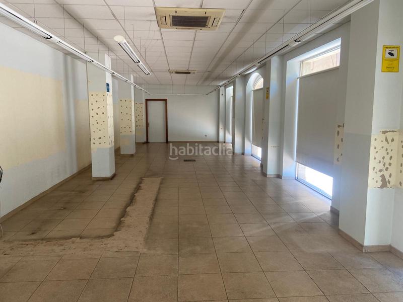 Foto 88704b6f-08a9-48fc-8914-04a3abdb8348. Alquiler local comercial local cantoner amb molt aparador al Centre en Vic