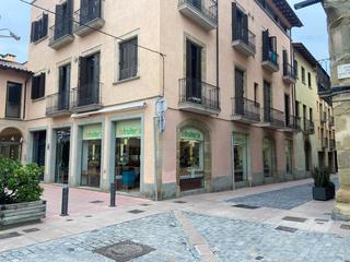 Lloguer Local Comercial  Plaça dels sants màrtirs. Local cantoner amb molt aparador al centre de vic