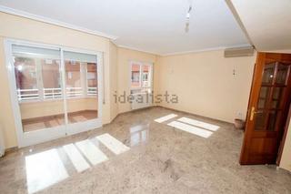 Pis  Avenida de valdepeñas. Piso en comunidad con piscina
