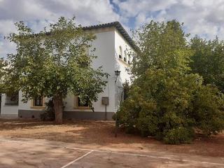 Xalet a La Poblechuela. Chalet con 7 habitaciones ideal para familia numerosa en ciudad