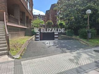 Parking coche  Asteasuain kalea. Se vende plaza de garaje en la zona de urbarte