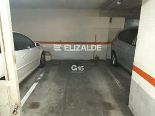 Parking coche  Txirrita bertsolaria pasealekua. Raya de garaje en correos