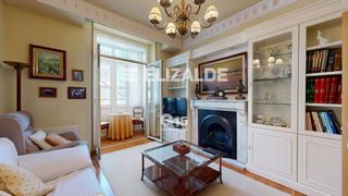 Pis  Urbieta kalea. Vivienda elegante con balcones a la calle urbieta