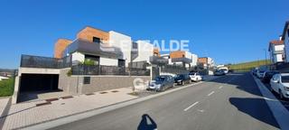 Casa adossada en Lasarte - Oria. Gran villa de reciente construccin