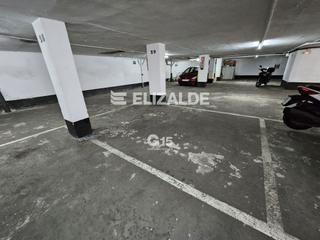 Aparcament cotxe  Alto de amara kalea. Raya de garaje para coche mediano
