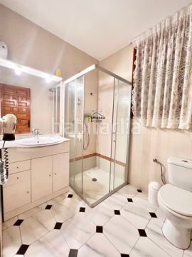 Foto cc8d4f8d-d64d-4397-b4d4-c36d431af19a. Casa amb aparcament piscina a Centre Miami Platja