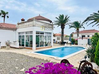 Casa a Centre. Maraviiloso chalet con piscina a  un paso de la palya