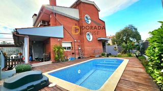 Casa adossada  Calle de la farena. Fantástico chalet esquinero en la mejor zona de vilafortuny