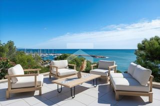 Chalet en Els Munts. Vivienda exclusiva en primera línea de mar con vistas infinitas