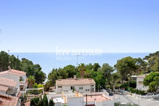 Chalet in Pla de Maset - Cap de Salou. Vivienda con piscina y entorno con vistas al mar