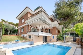Chalet in Pla de Maset - Cap de Salou. Vivienda con piscina y entorno con vistas al mar