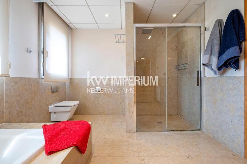 Foto 1a9bc6d6-57aa-49ee-84db-bc5749b42253. Chalet con riscaldamento parcheggio piscina in Mestral Reus