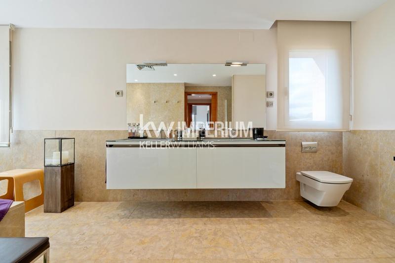 Foto 24501c86-f030-4293-a2bd-0175449a5220. Chalet con riscaldamento parcheggio piscina in Mestral Reus