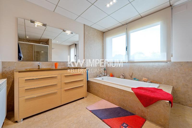 Foto 5f61035d-8d22-4929-b4ab-bb1a360fb677. Chalet con riscaldamento parcheggio piscina in Mestral Reus