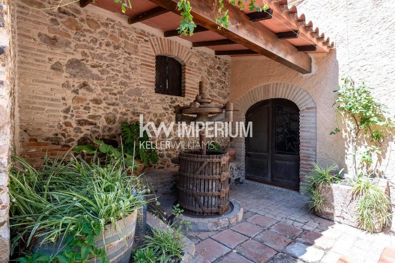 Foto e8707979-6b5d-4c85-9d59-7968f6ef1087. Masía finca histórica destinada a hotel con bodegas en priorat en Molar (El)