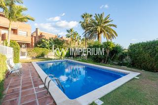Casa aparellada  Vía augusta. Vivienda con vistas al mar en una ubicación privilegiada