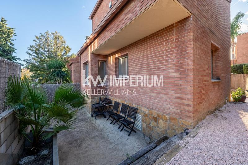 Foto f0b63bb3-ca85-42c9-a5c2-aff00c6e73d6. Casa pareada vivienda con vistas al mar en una ubicación privilegiada en Tarragona