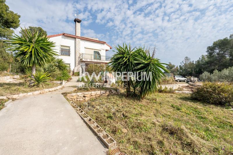 Foto 0e96050c-9f93-425f-aa3e-6e63bdb550ff. Casa oasis con vistas al mar oportunidad de inversión con piscina, parque y total tranquilidad en Tarragona