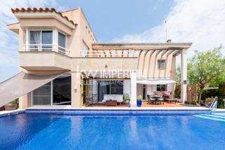 Maison dans Grau - Quintanes. Exclusiva vivienda con vistas privilegiadas