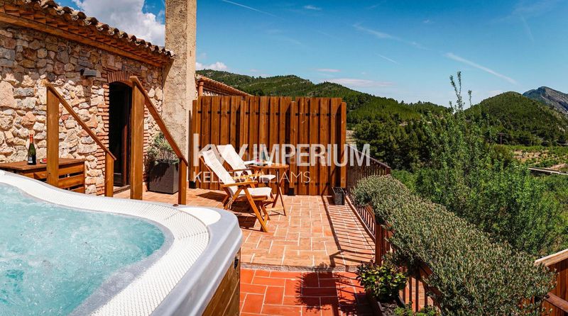 Foto a93c8a62-3cc0-4f5e-a1a1-1da7711af836. Chalet avec parking piscine dans Colldejou