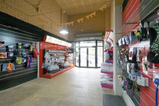 Lloguer Local Comercial a Llevant. Tienda de mascotas  peluquería canina en pleno funcionamiento en