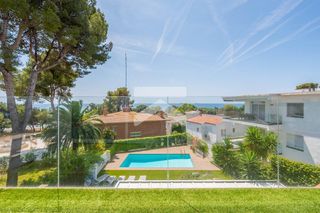 Casa aparellada a Urbanitzacions de Llevant. Estilo de vida mediterráneo con piscina y vistas panorámicas al
