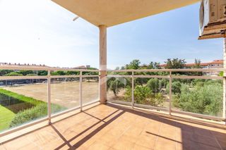 Piso en Els Esquirols. A metros del mar, con terraza y parking