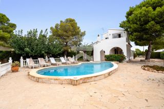 Chalet en Les Tres Cales. Gran jardín y piscina a minutos del mediterráneo