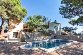 Chalet en Almoster. Vivienda con piscina, jardín y rodeada de naturaleza