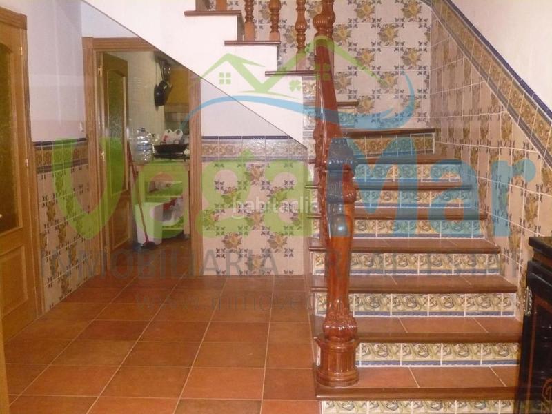 Foto 40bb96f6-5ed8-44b9-b538-1022ed65a5d2. Masía referencia f409
se vende cortijo en cazulas (otivar). esta parcela de 50.000m2 contiene jardines, frutales y olivos. en ella está en Otívar