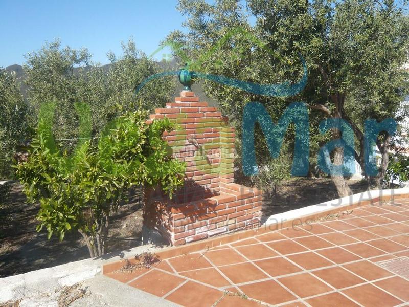 Foto 88c565ab-f02a-4f89-94ef-1e18d2c11bf1. Masía referencia f409
se vende cortijo en cazulas (otivar). esta parcela de 50.000m2 contiene jardines, frutales y olivos. en ella está en Otívar