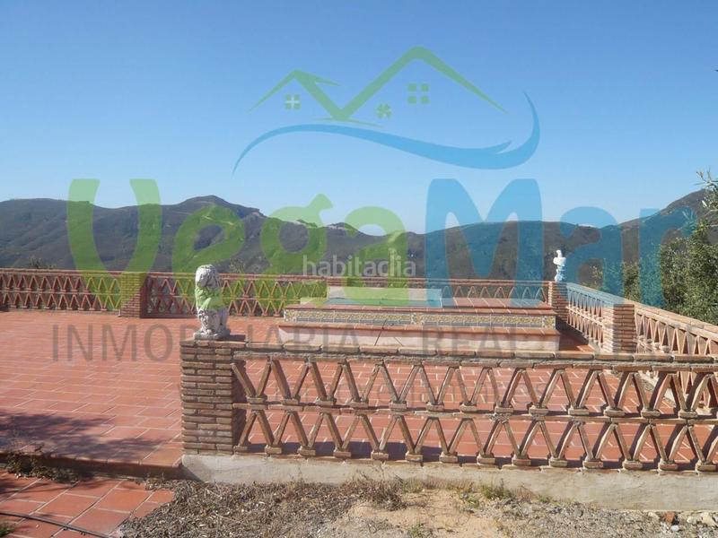 Foto a3eef155-6221-4b99-aa0f-f4e0bd663aed. Masía referencia f409
se vende cortijo en cazulas (otivar). esta parcela de 50.000m2 contiene jardines, frutales y olivos. en ella está en Otívar
