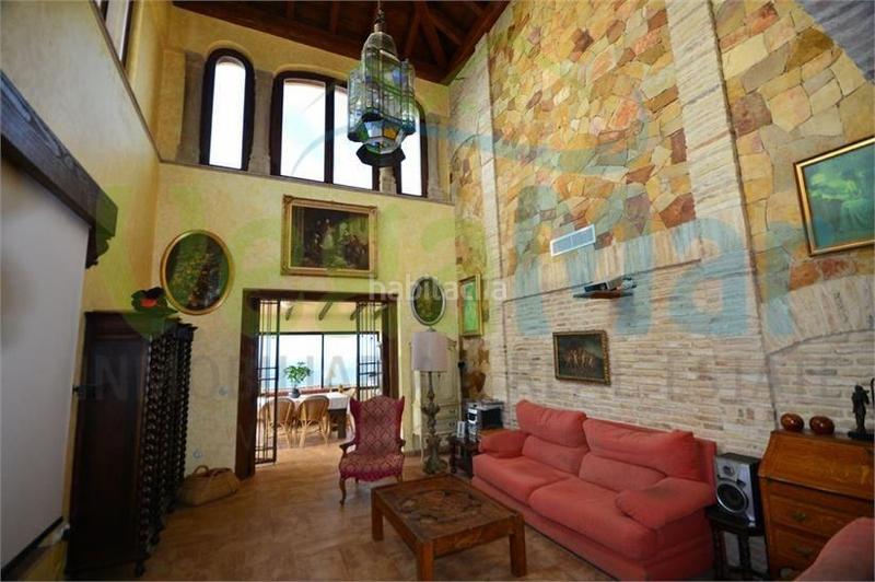 Foto aaa628fd-9059-4393-8407-5e237375d63c. Casa referencia ch401. vendemos este espectacular chalet, con tres dormitorios muy grandes, salón, dos baños, terraza enorme, aire clim en Salobreña