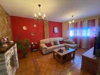 Casa adossada a Calle juan pablo i 4. Vivienda de tres plantas en la aldea de san nicolas