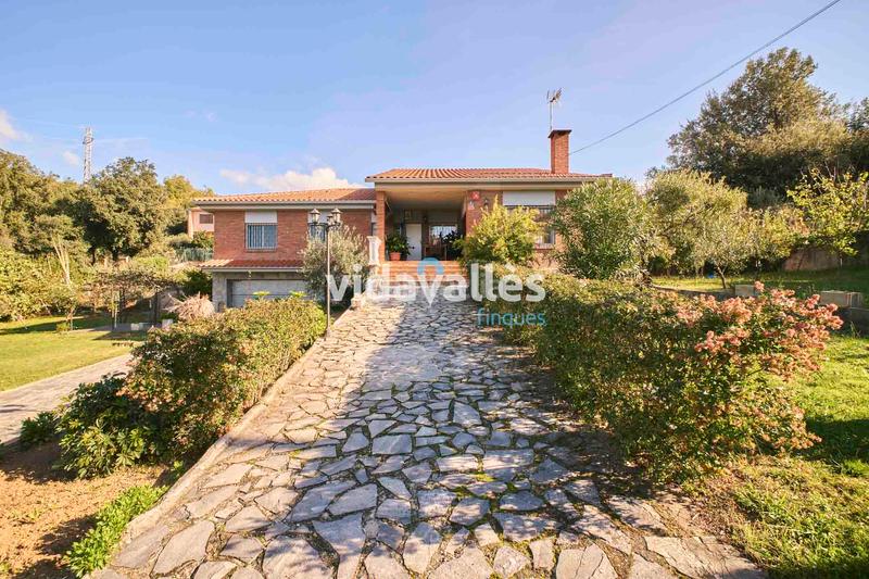 Foto dfa1d895-c1c1-4e20-8c26-e468752939cc. Xalet amb xemeneia calefacció aparcament a Cànoves i Samalús
