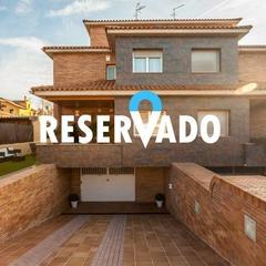 Casa adossada  Acacies, de les. Espectacular vivienda con materiales de alta calidad