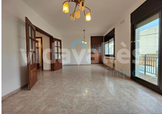 Casa adossada  Carrer de l'església. Casa con muchas posibilidades.