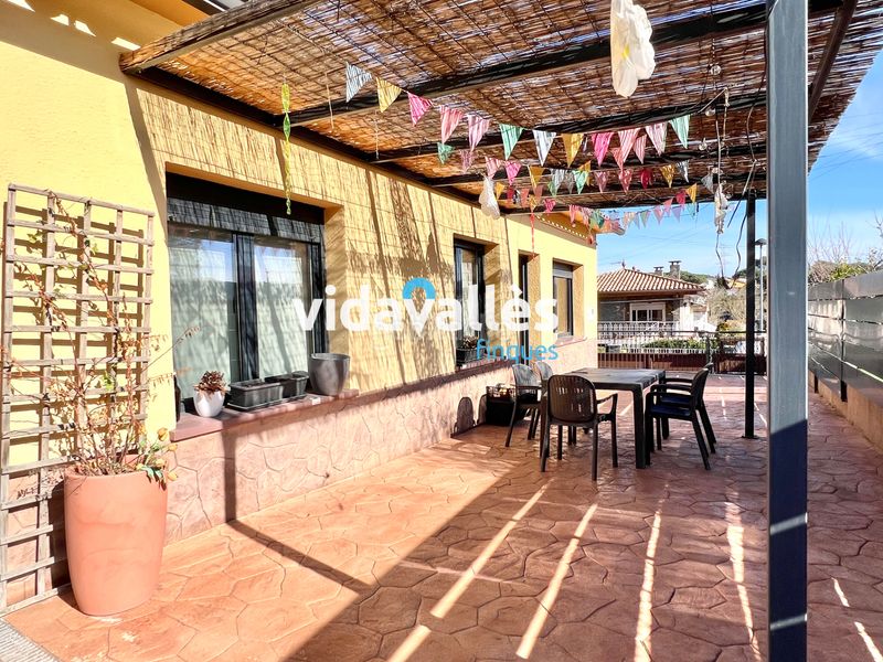 Foto 524a3da8-1fd8-48f9-9f28-1849aebdecf0. Casa amb calefacció aparcament a Llinars del Vallès