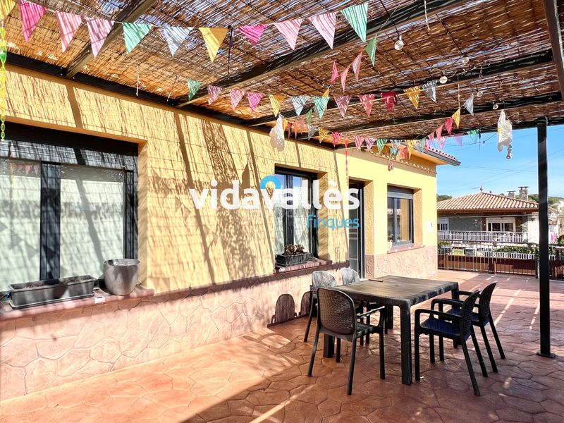 Foto 7a7faae6-b4f9-4883-9998-cdd981096888. Casa amb calefacció aparcament a Llinars del Vallès